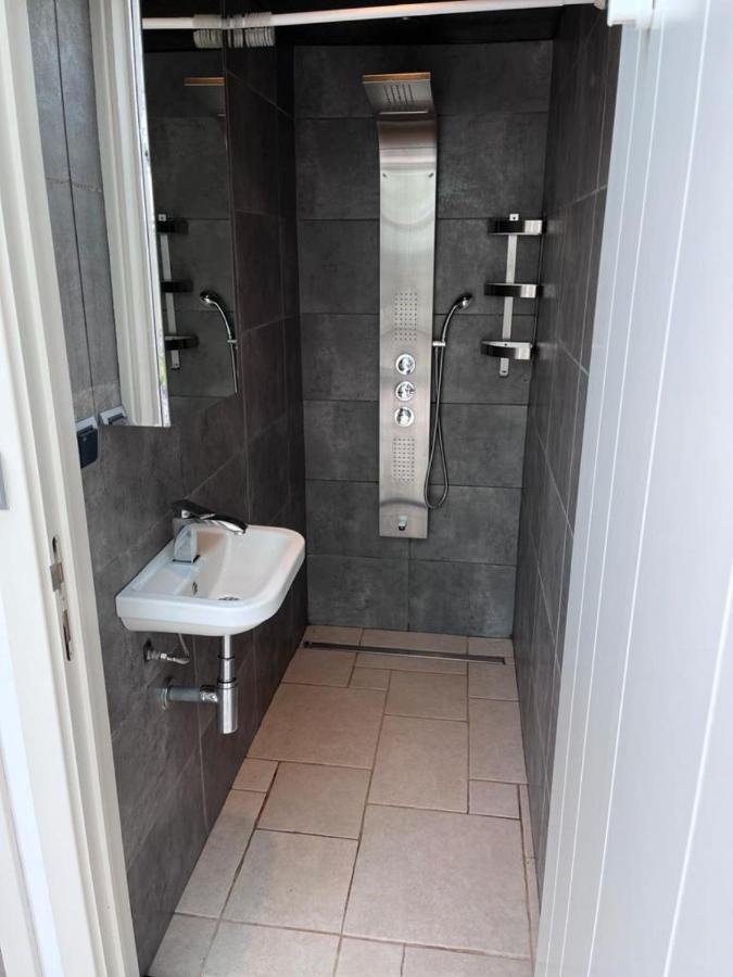 Comfortabele Woning Met Omheinde Tuin Aan Water Voor 12 P Oostburg Dış mekan fotoğraf