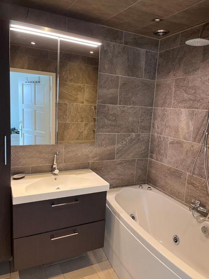 Comfortabele Woning Met Omheinde Tuin Aan Water Voor 12 P Oostburg Dış mekan fotoğraf